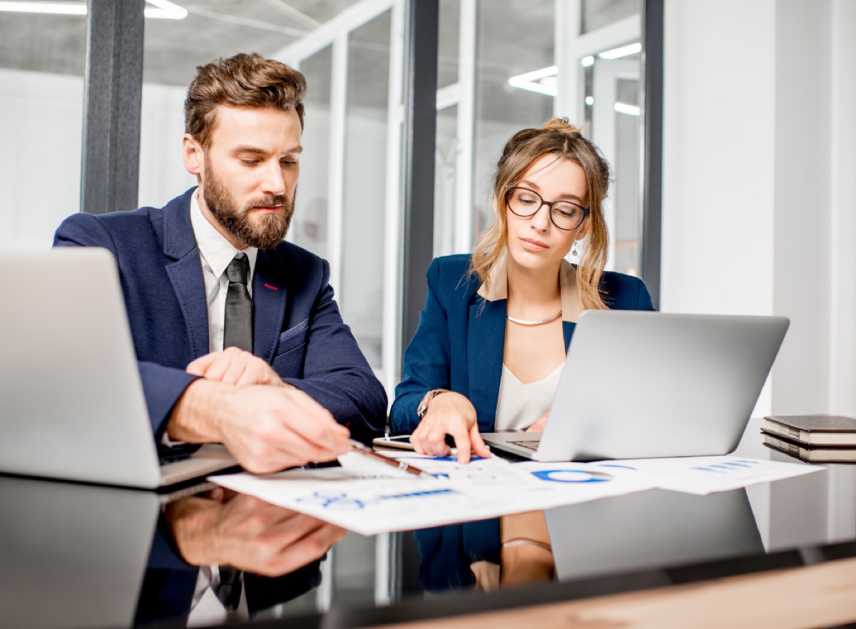 Analistas revisando due diligence y auditoría de pólizas
